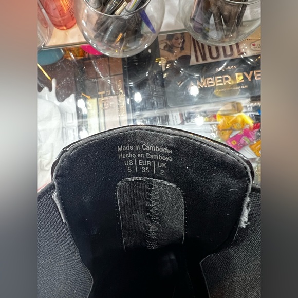 patent leather boots, super comfortable! Size 5 - Picture 2 of 4